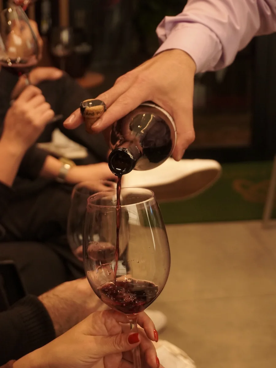 Vinho sendo servido em uma taça