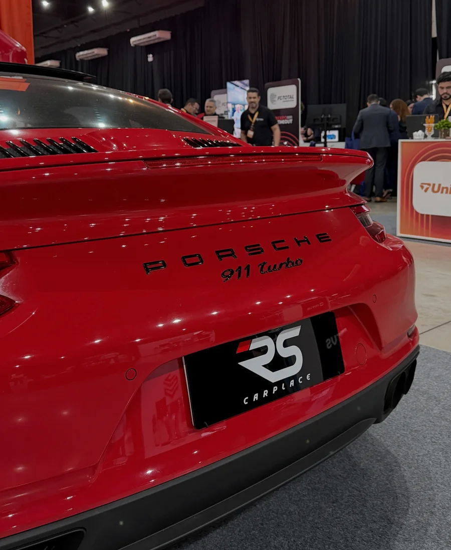 Detalhe da traseira de Porsche vermelho