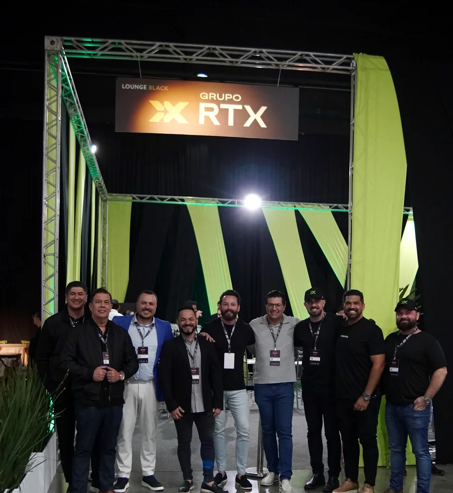 Equipe do Grupo RTX reunida no estande da Expo Time Out