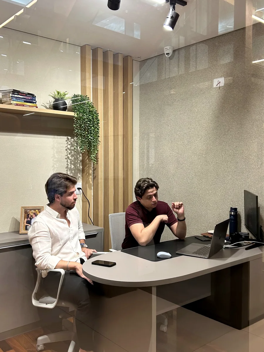 Duas pessoas conversam em escritório