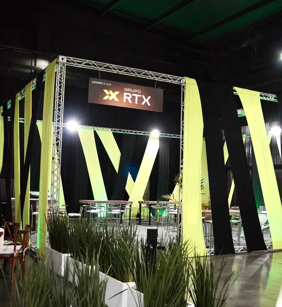 Estande do Grupo RTX com elementos arquitetônicos verdes