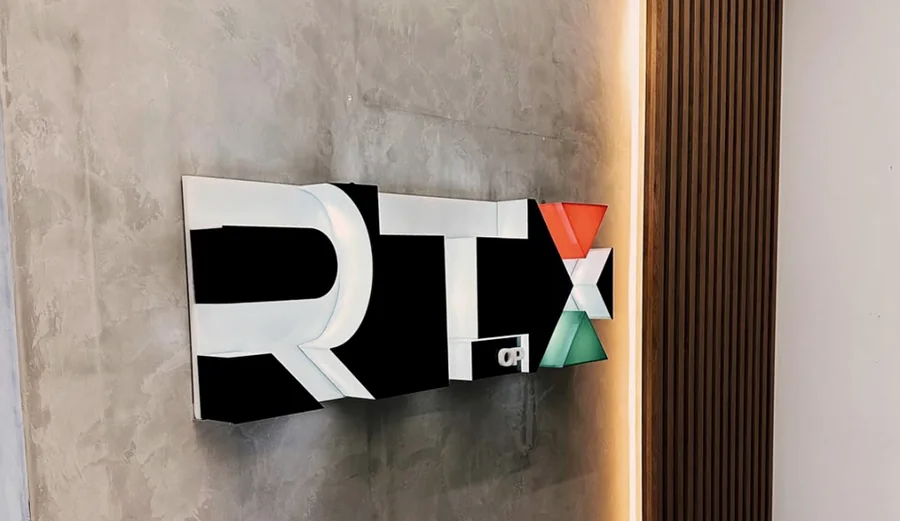 Identidade RTX aplicada à parede da sede