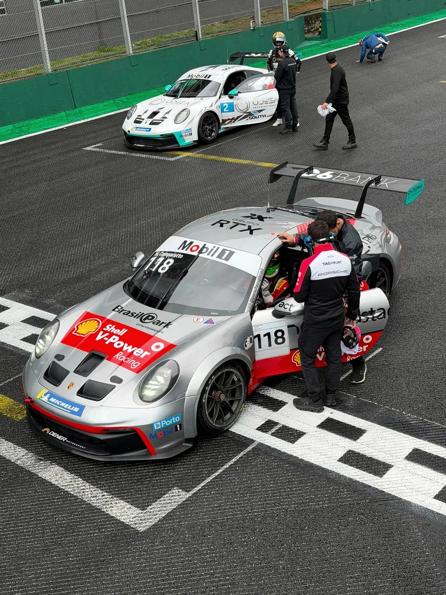 Carros da Porsche Cup na pista