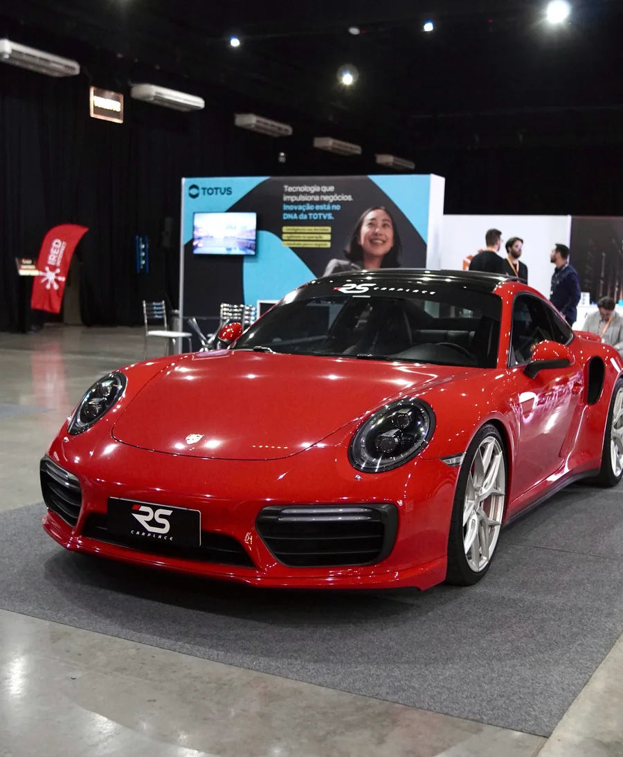 Porsche vermelho exposto no estande da RS Carplace