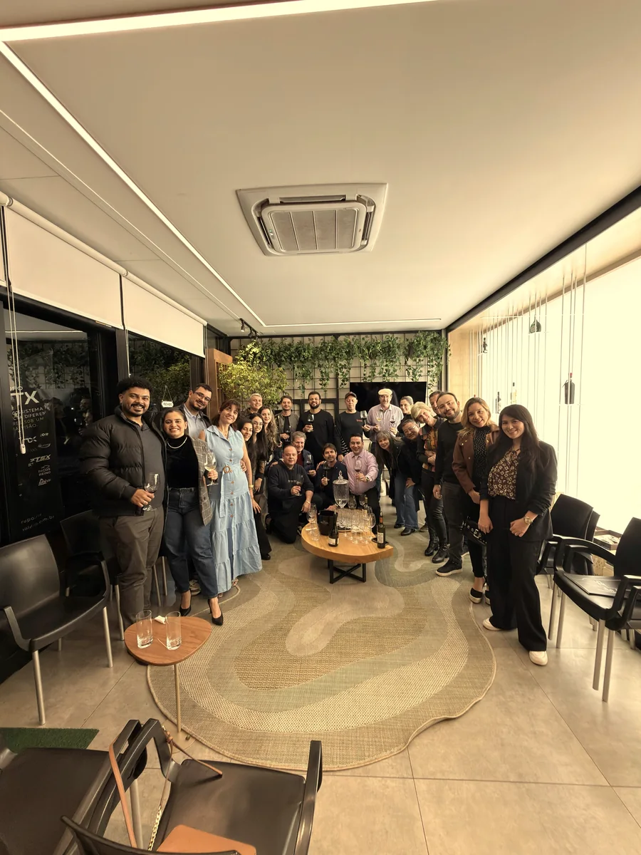 Grupo reunido em ambiente de relacionamento