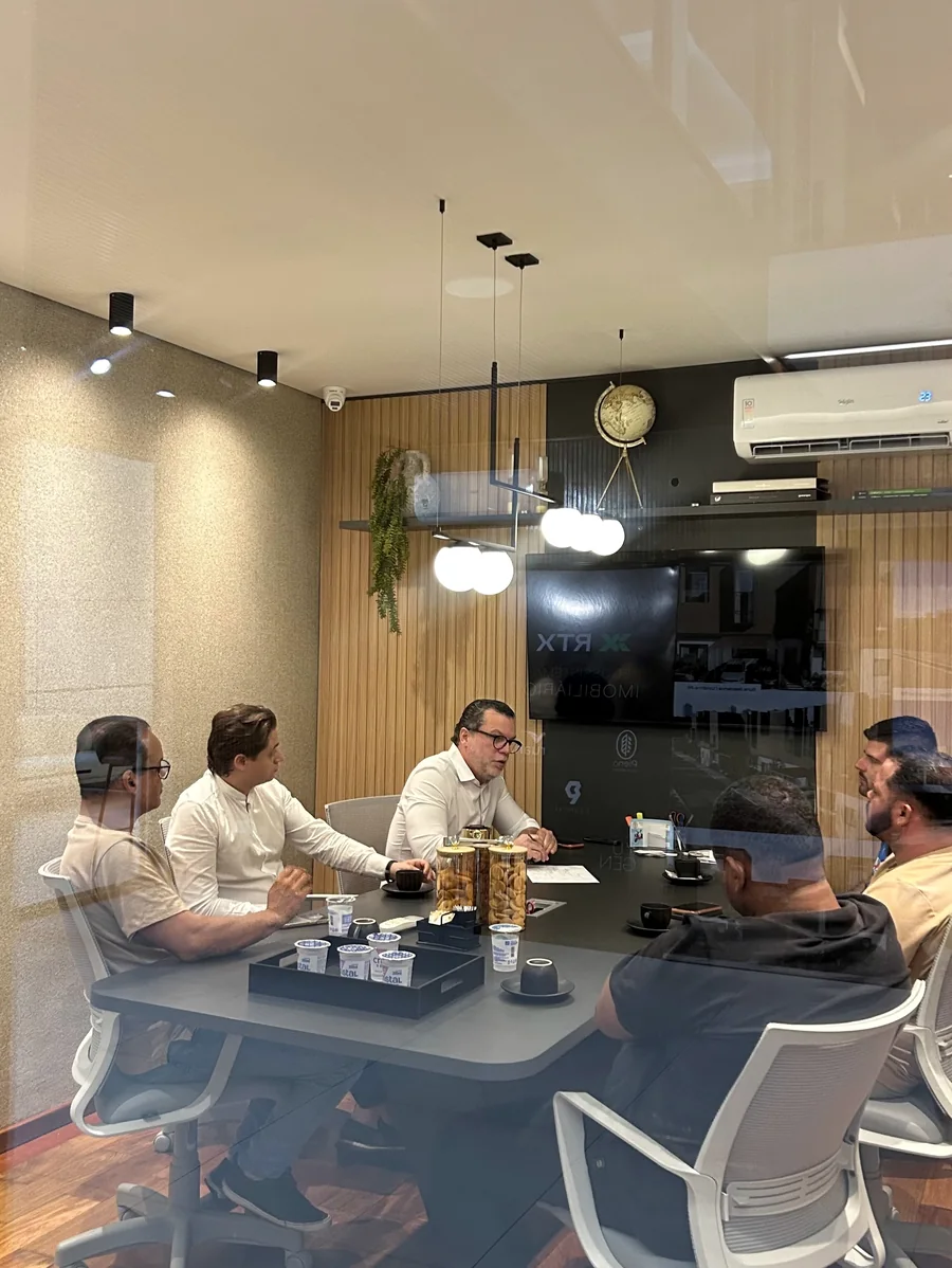 Equipe reunida em mesa de trabalho